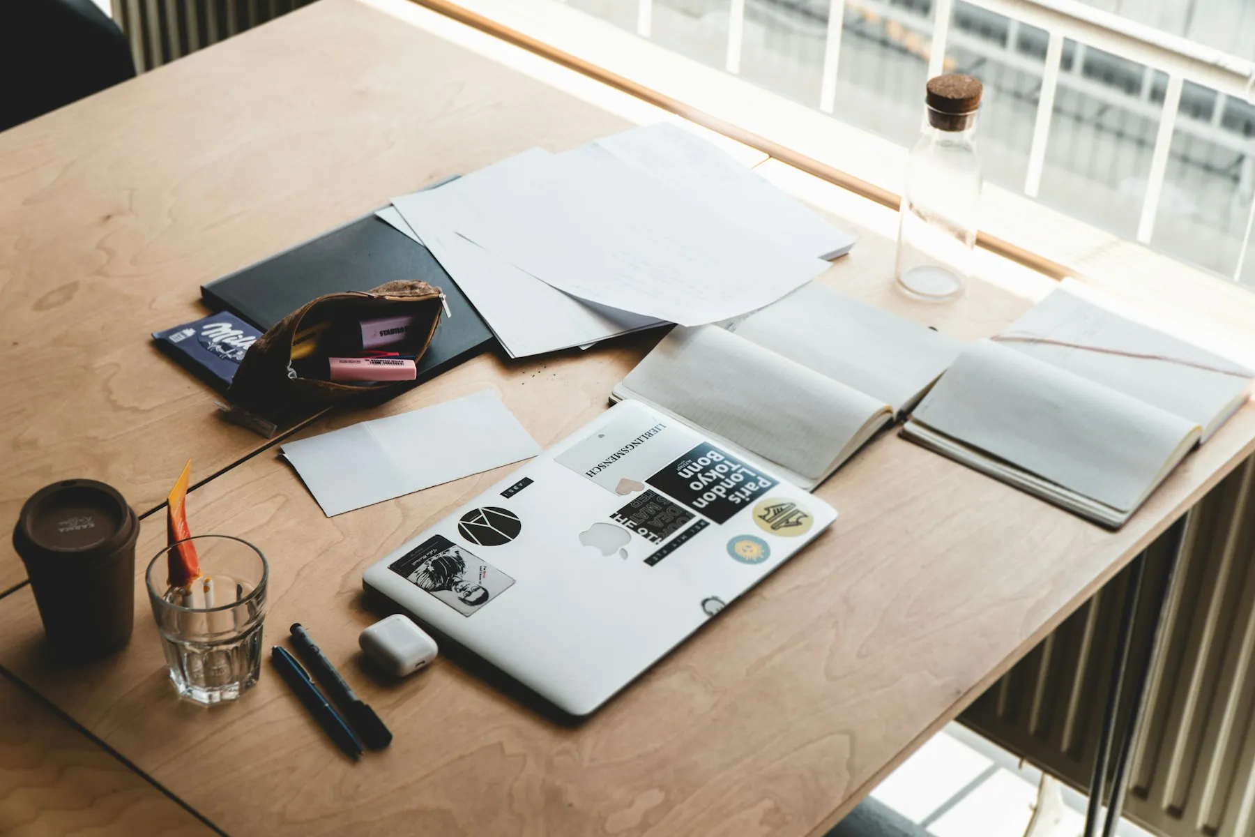 Mesa de trabajo de un despacho de investigación con documentos y fotografías